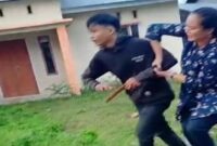 Screenshot video pelaku Idil Amri dengan membawa senjata tajamnya jenis badik