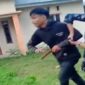 Screenshot video pelaku Idil Amri dengan membawa senjata tajamnya jenis badik