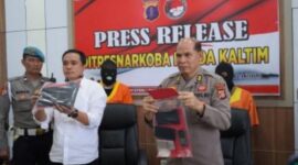 Polda Kaltim tunjukkan 2 oknum polisi dan barang bukti (Foto : Polri)
