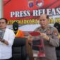 Polda Kaltim tunjukkan 2 oknum polisi dan barang bukti (Foto : Polri)