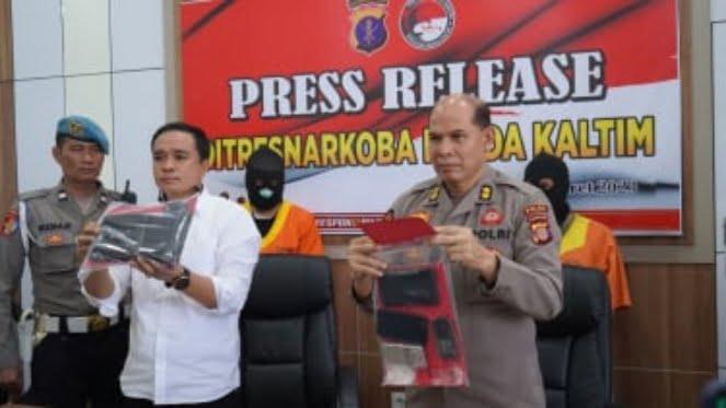 Polda Kaltim tunjukkan 2 oknum polisi dan barang bukti (Foto : Polri)