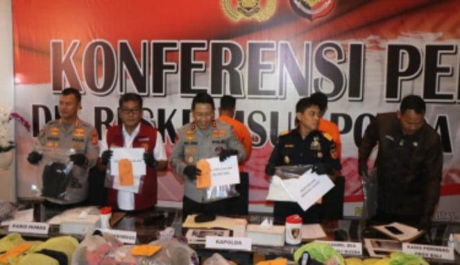 Polda Bali tunjukkan barang bukti impor pakaian bekas ilegal. (Foto : Polri)