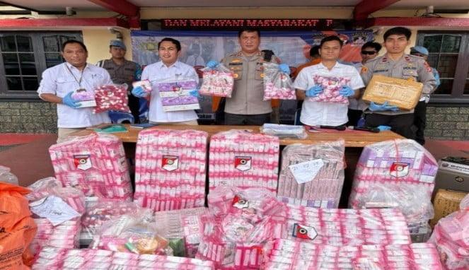 Penyeludupan kosmetik ilegel yang diungkap Satrekrim Polres Tarakan dan melibatkan oknum Kepala Kantor Pos Tarakan. (Foto Istimewa)