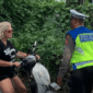 Polisi menilang turis asing yang melanggar lalu lintas di kawasan wisata Badung, Bali (Korlantas Polri)
