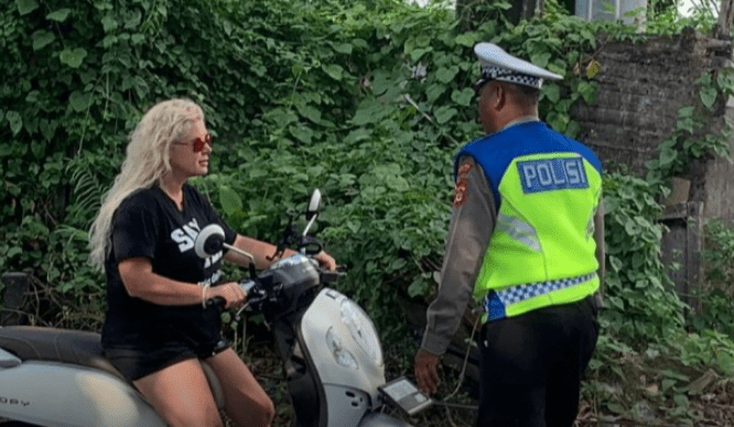 Polisi menilang turis asing yang melanggar lalu lintas di kawasan wisata Badung, Bali (Korlantas Polri)