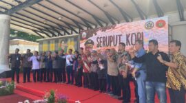 Foto bersama DEKOPI, JIWAI, Mantan Menteri Perranian Amran Sulaiman, Dekan Fakultas Pertanian Se Sulawesi Selatan, dan Para Pelaku Usaha Kopi se-Sulawesi Selatan.