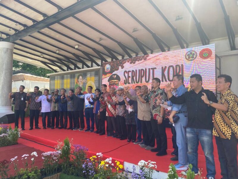 Foto bersama DEKOPI, JIWAI, Mantan Menteri Perranian Amran Sulaiman, Dekan Fakultas Pertanian Se Sulawesi Selatan, dan Para Pelaku Usaha Kopi se-Sulawesi Selatan.