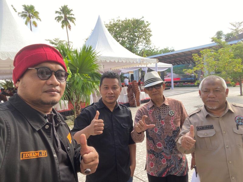 Dua Petinggi JIWAI (Kiri), Sulaiman DEKOPI (Tengah) dan (Ketua Umum DEKOPI Sulsel) Prof. Dr. Ir. H. Kaimuddin, M.Si, (Kanan)