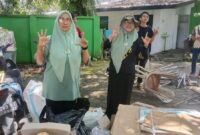 Ketua Bidang Lingkungan Hidup DPD PIM Sulsel Amyra Rachm (Kanan) edukasi sejumlah warga