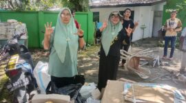 Ketua Bidang Lingkungan Hidup DPD PIM Sulsel Amyra Rachm (Kanan) edukasi sejumlah warga 
