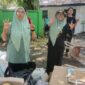 Ketua Bidang Lingkungan Hidup DPD PIM Sulsel Amyra Rachm (Kanan) edukasi sejumlah warga 