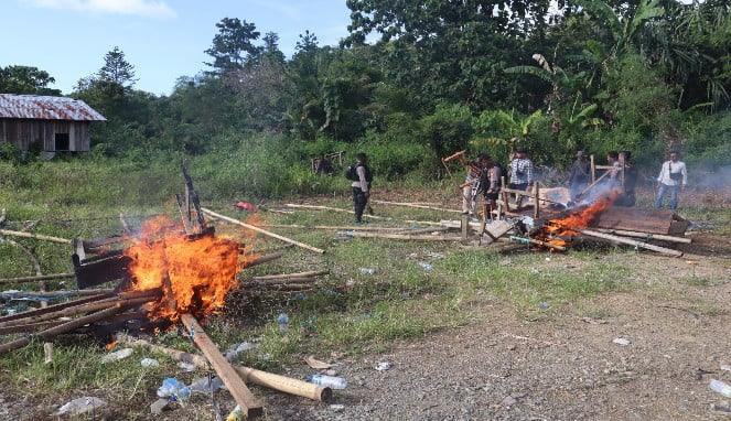 Polisi bongkar dan bakar arena sabung ayam di Nabire