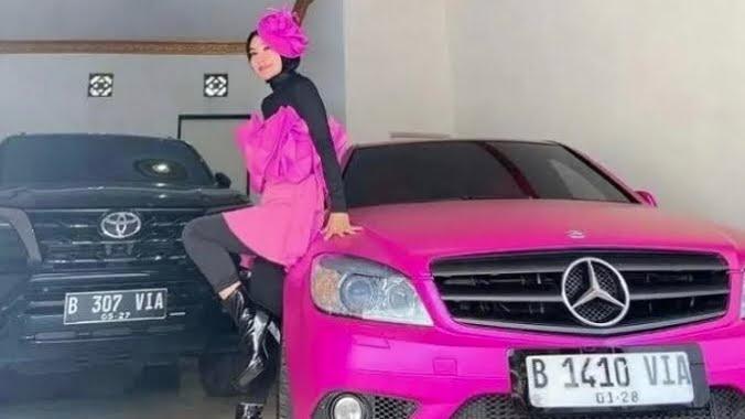 Screenshot: Istri Kemensetneg Esha Rahmansah Abrar doyan pamer harta