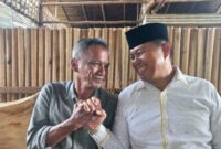 Ketua DPRD Lutim, Aripin yang menolak berjabat tangan dengan warga berakhir salam komando dengan warga bernama Arif (Foto Istimewa)