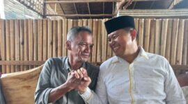 Ketua DPRD Lutim, Aripin yang menolak berjabat tangan dengan warga berakhir salam komando dengan warga bernama Arif (Foto Istimewa)