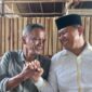 Ketua DPRD Lutim, Aripin yang menolak berjabat tangan dengan warga berakhir salam komando dengan warga bernama Arif (Foto Istimewa)