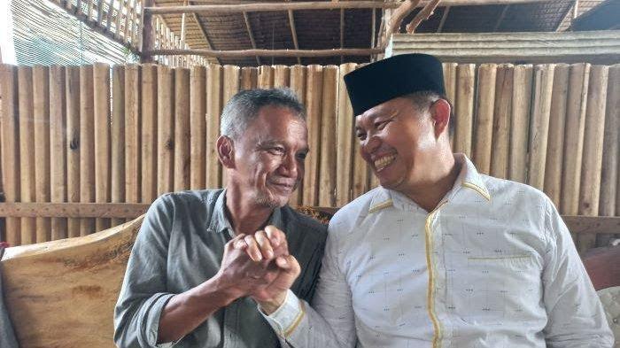 Ketua DPRD Lutim, Aripin yang menolak berjabat tangan dengan warga berakhir salam komando dengan warga bernama Arif (Foto Istimewa)