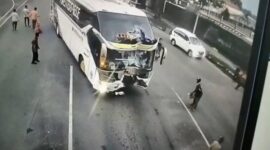 Bus penumpang tabrak pos karcis Bandara Hasanuddin (Foto Istimewa)
