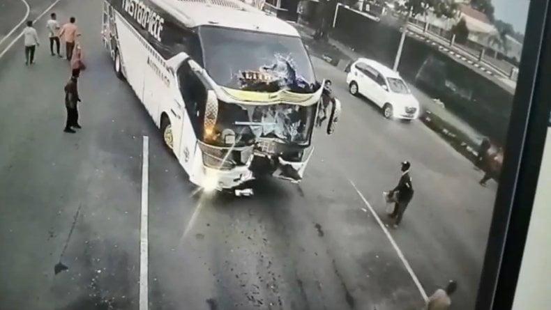 Bus penumpang tabrak pos karcis Bandara Hasanuddin (Foto Istimewa)