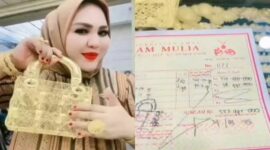 Owner Kosmetik Makassar, Mira Hayati,
pamer tas emas (Tiktok)