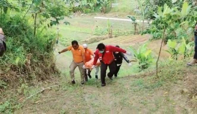 Tim Inafis Satreskrim Polresta Samarinda saat melakukan evakuasi jenazah Syahrani (Foto: Istimewa)