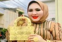 Owner Kosmetik Makassar, Mira Hayati,pamer tas emas (Tiktok)