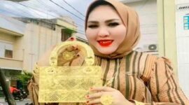 Owner Kosmetik Makassar, Mira Hayati,
pamer tas emas (Tiktok)
