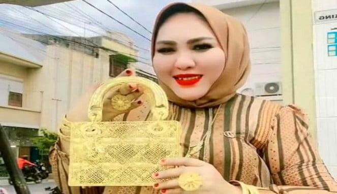 Owner Kosmetik Makassar, Mira Hayati,pamer tas emas (Tiktok)
