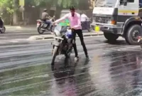 Seorang pengendara motor yang terjebak aspal mencair (Times of India)