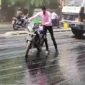 Seorang pengendara motor yang terjebak aspal mencair (Times of India)