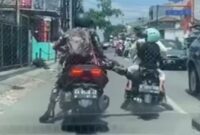 Screenshot video : oknum anggota TNI menendang motor yang dikendarai emak-emak yang tengah membonceng anaknya di kawasan Jatiwarna, Pondok Gede, Bekasi.