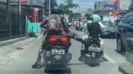 Screenshot video : oknum anggota TNI menendang motor yang dikendarai emak-emak yang tengah membonceng anaknya di kawasan Jatiwarna, Pondok Gede, Bekasi.