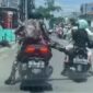 Screenshot video : oknum anggota TNI menendang motor yang dikendarai emak-emak yang tengah membonceng anaknya di kawasan Jatiwarna, Pondok Gede, Bekasi.
