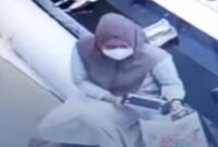 Screenshot video emak-emak terekam CCTV saat mencuri tas di Mall Panakkukang