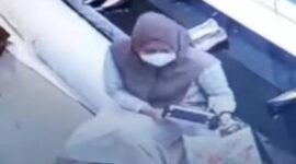 Screenshot video emak-emak terekam CCTV saat mencuri tas di Mall Panakkukang