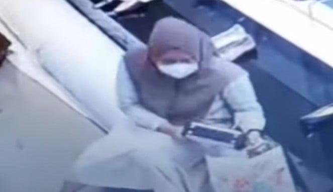 Screenshot video emak-emak terekam CCTV saat mencuri tas di Mall Panakkukang