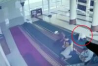 Detik-detik dosen di Aceh meninggal dunia terekam oleh CCTV.