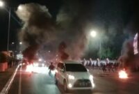 Warga pengguna jalan menerobos blokade aksi demonstrasi di Makassar