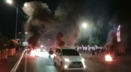 Warga pengguna jalan menerobos blokade aksi demonstrasi di Makassar 