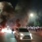 Warga pengguna jalan menerobos blokade aksi demonstrasi di Makassar 