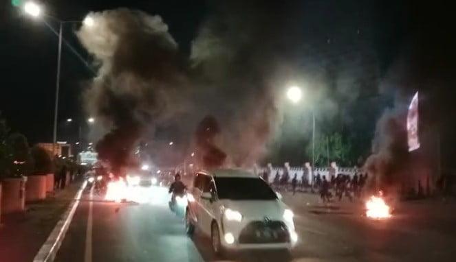 Warga pengguna jalan menerobos blokade aksi demonstrasi di Makassar