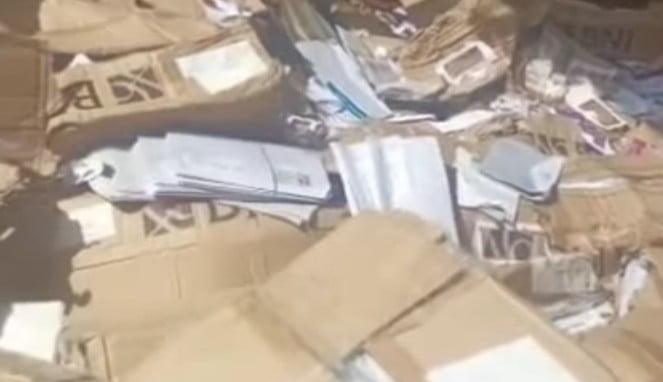 Screenshot video viral : Ribuan KIP masih utuh berserakan di lapak rongsokan
