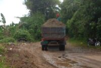 Aktivitas mobil drum truk di tambang galian C liar di Bantaran Sungai Sokkolia