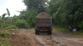 Aktivitas mobil drum truk di tambang galian C liar di Bantaran Sungai Sokkolia