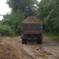 Aktivitas mobil drum truk di tambang galian C liar di Bantaran Sungai Sokkolia