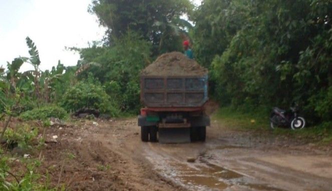 Aktivitas mobil drum truk di tambang galian C liar di Bantaran Sungai Sokkolia