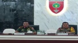 Konferensi pers Pangdam XIV/Hasanuddin Mayjen Totok Imam Santoso dan Kapolda Sulsel Irjen Setyo Boedi Moempoeni Harso 