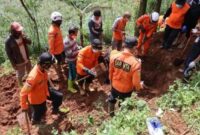 Polisi evakuasi jenazah dari dukun pengganda uang Mbah Slamet di Banjarnegara