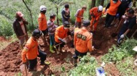 Polisi evakuasi jenazah dari dukun pengganda uang Mbah Slamet di Banjarnegara