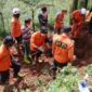 Polisi evakuasi jenazah dari dukun pengganda uang Mbah Slamet di Banjarnegara